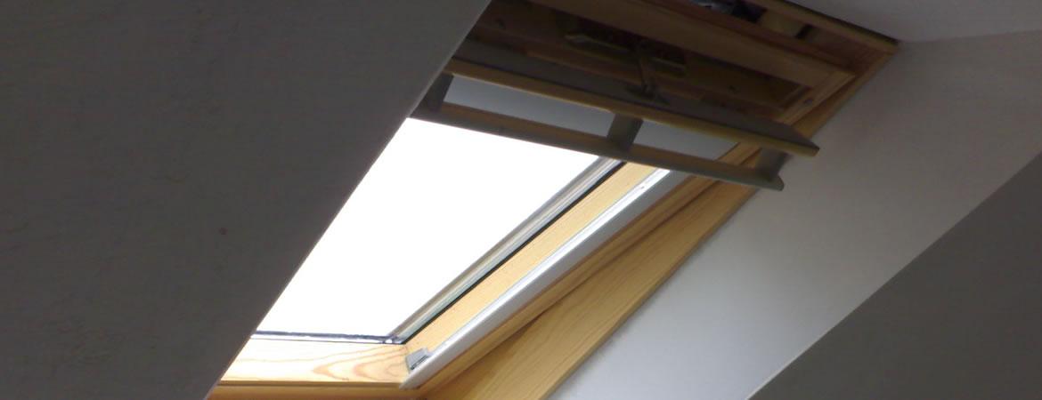 Pose de fenêtre de toit, velux